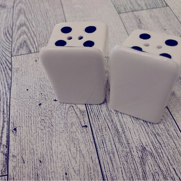 White and Black Stove Salt and Pepper Shakers - Picture 4 of 5